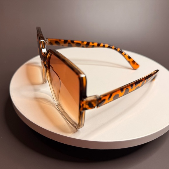 Elegant Tortoise Shell Oversized Sunglasses - Picture 2 of 2